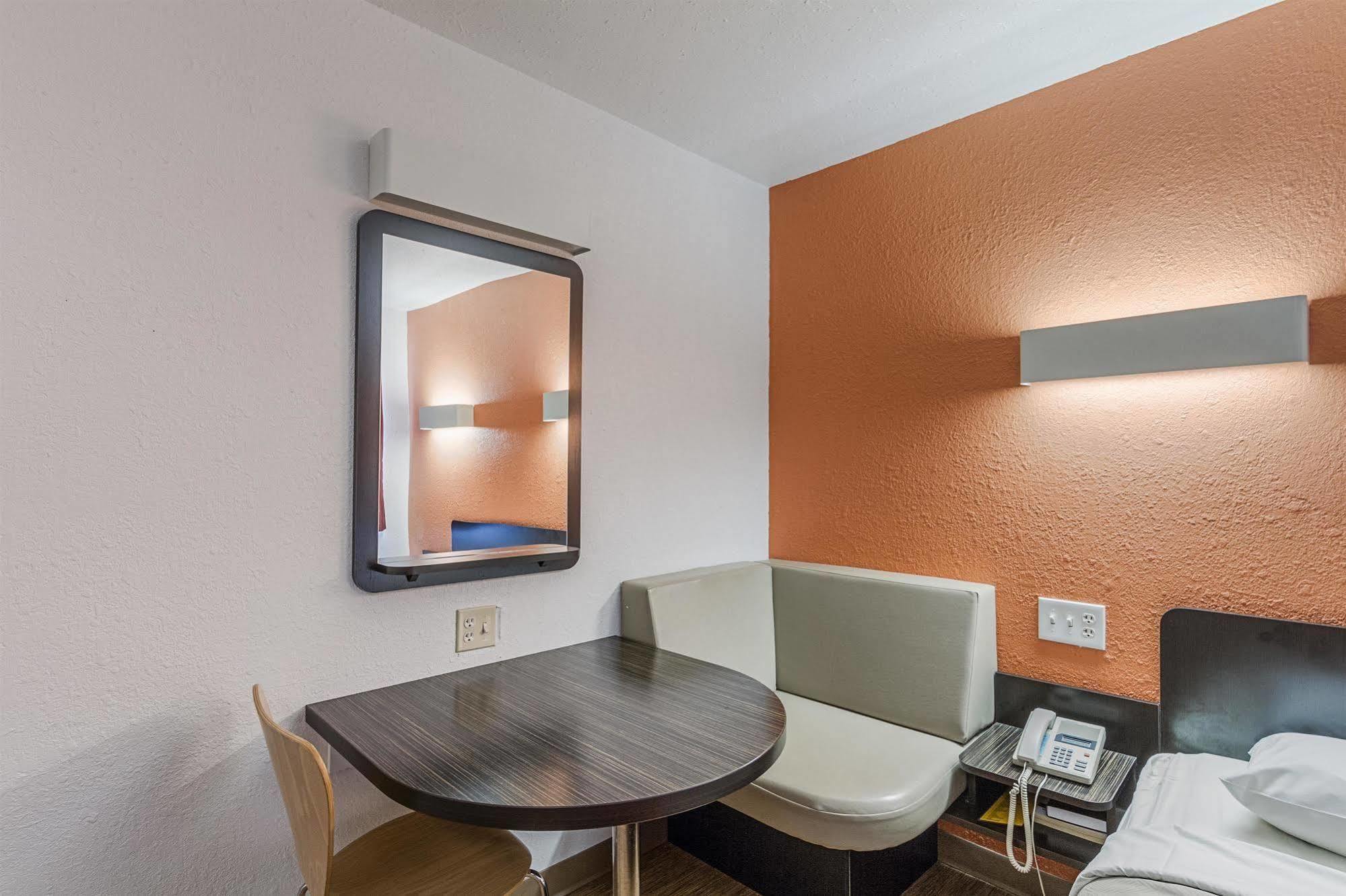 Motel 6-Oshkosh, Wi Екстер'єр фото